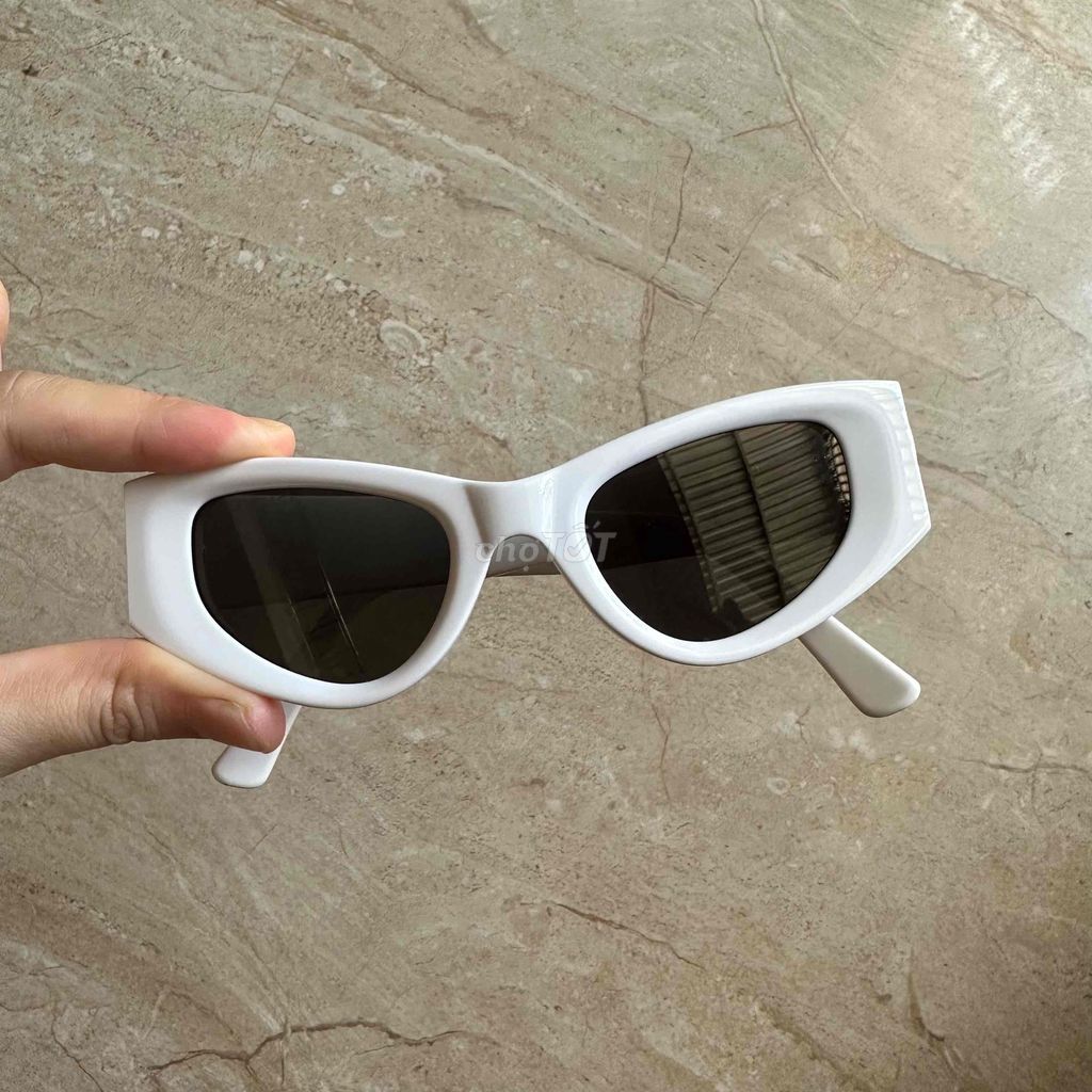 Kính râm Balenciaga Unisex Trắng. Mua bán Phụ kiện thời trang khác tại Quận Liên Chiểu Đà Nẵng được đăng bởi si tuyển quỳnh như hình 1