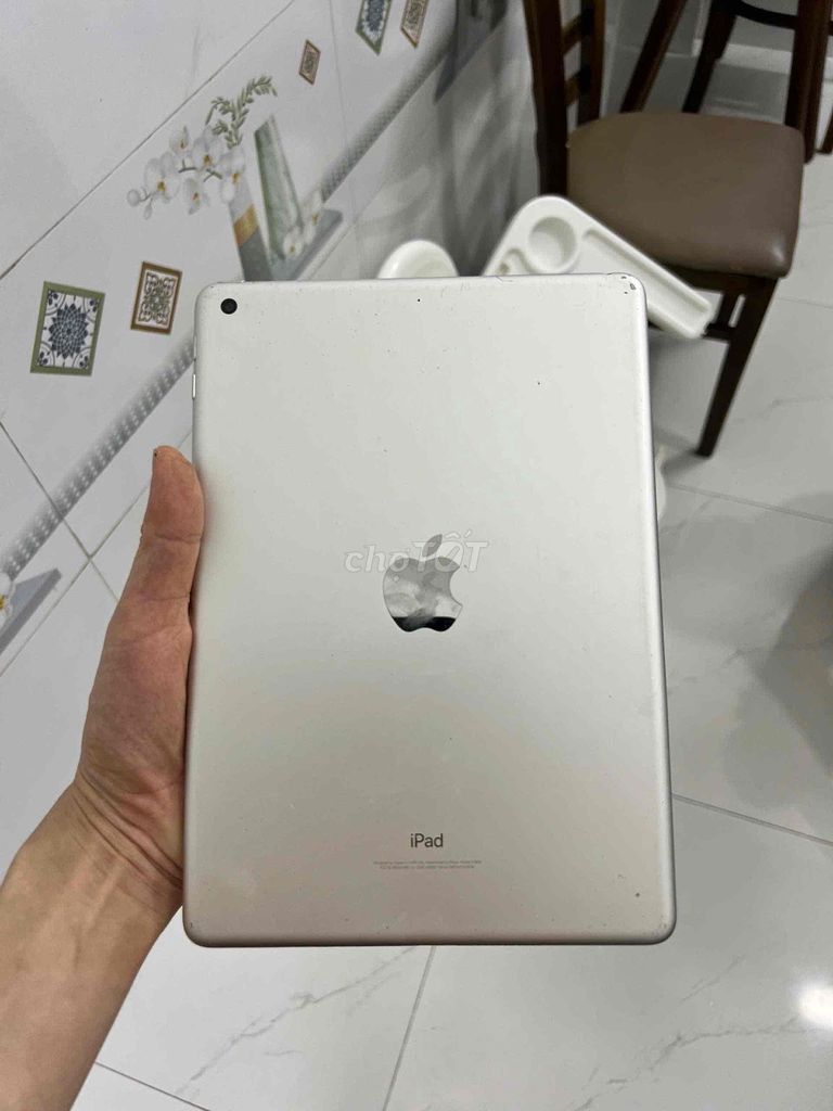 Apple iPad Gen 6 32GB Bạc. Mua bán Máy tính bảng tại Quận Thanh Khê Đà Nẵng được đăng bởi Xuân Sơn hình 1