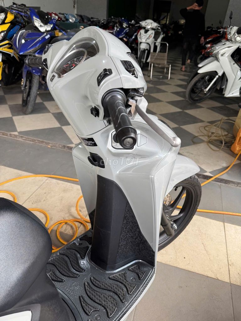 Honda Vision 2024 Thể thao bánh lớn Xám. Mua bán Xe máy tại Huyện Trảng Bom Đồng Nai được đăng bởi phương hình 4