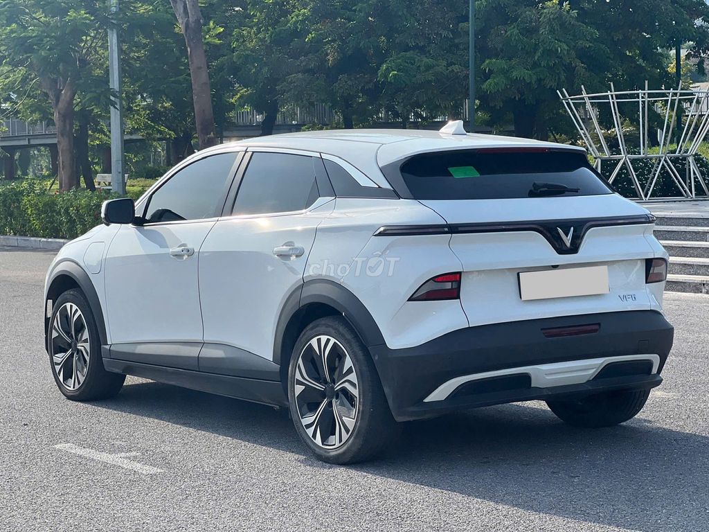VinFast VF6 белый электромобиль 5 мест