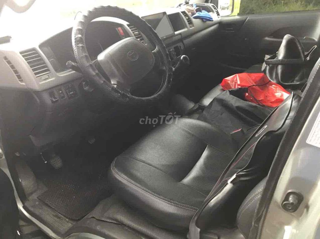 Toyota Hiace, серебристый, 3 места