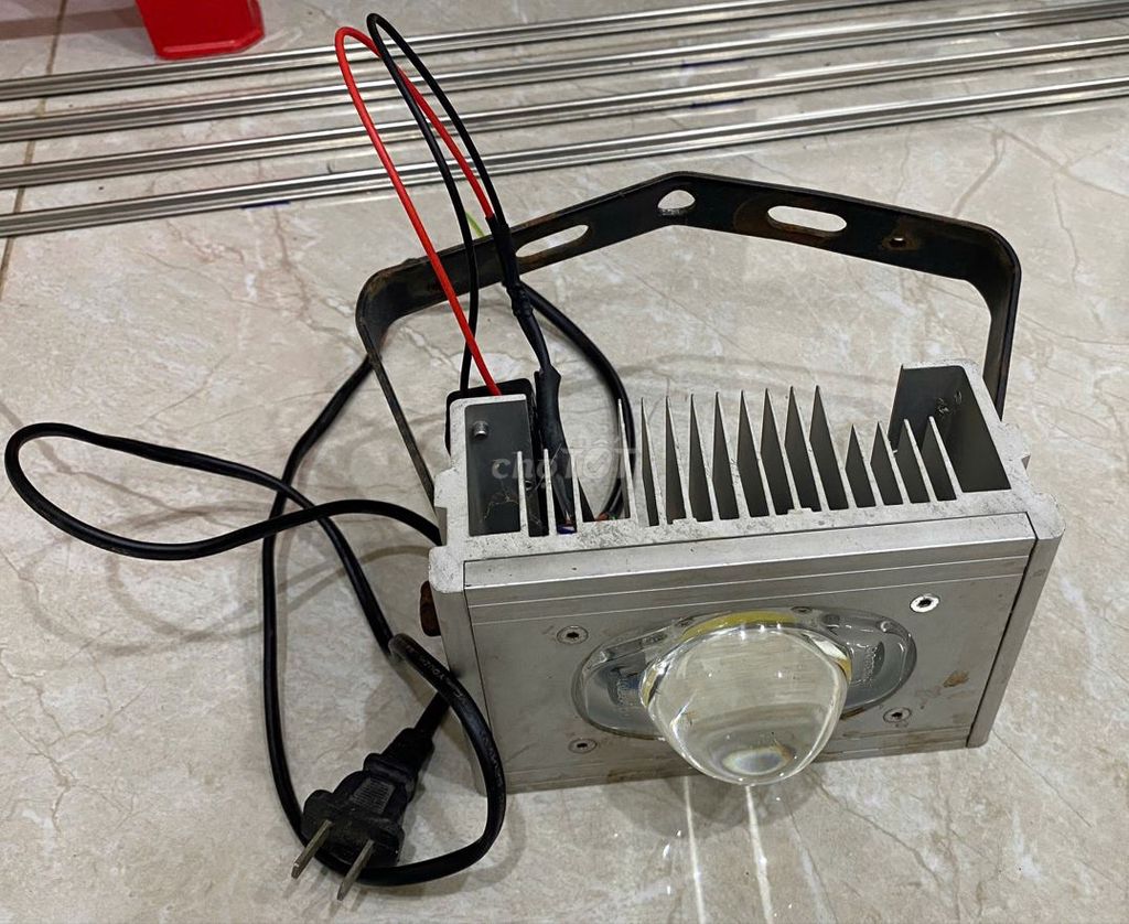 Đèn pha LED chiếu sân bóng Bạc 600k. Mua bán Đèn tại Thành phố Biên Hòa Đồng Nai được đăng bởi Thanh lý lô hình 1