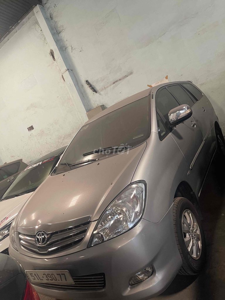 Toyota Innova 2009 J - 100000 km