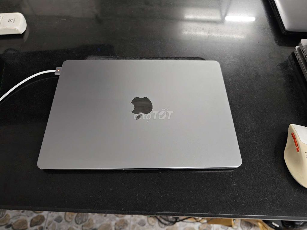 Macbook air m2 13.6 inh 8g 256g sạc 10 lần