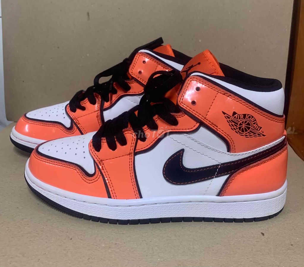 Jordan 1 Mid SE GS ‘Turf Orange’