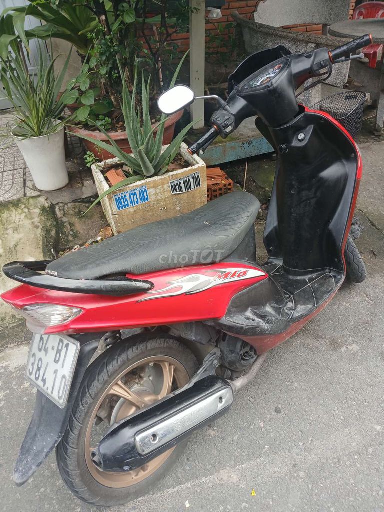 Красный скутер Yamaha Mio