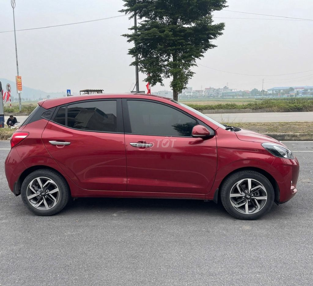 Продам хэтчбек Hyundai I10 1.2 полный красный
