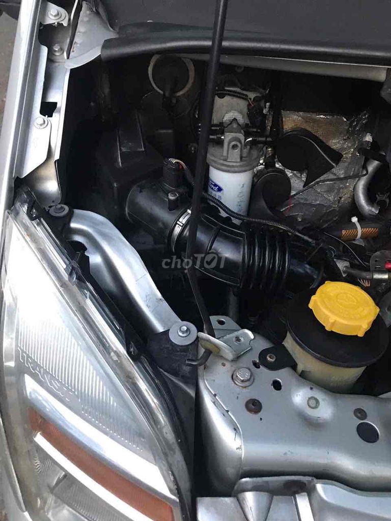 16-местный серебристый автобус Ford Transit