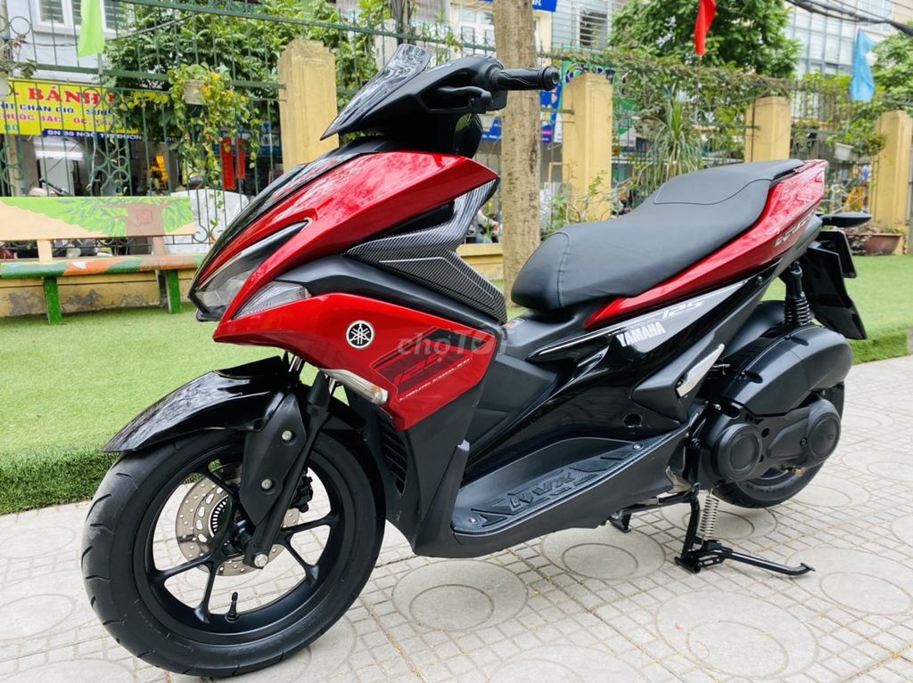 Yamaha NVX 155 Красный сливовый автомобиль, красивый автомобиль с плавным ходом