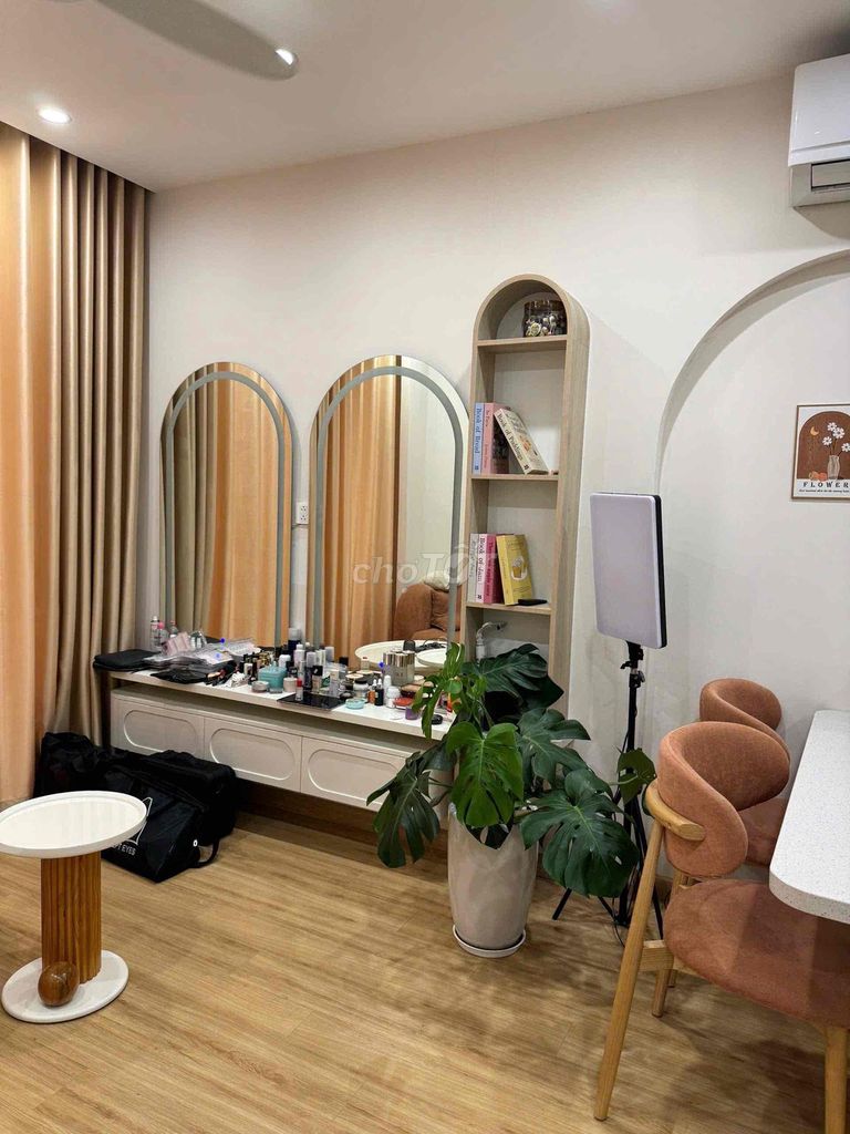 Срочно продаю 2-комнатную квартиру 55 м² в Vinhomes Smart City, полная меблировка