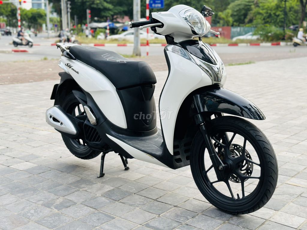 Honda SH Mode бело-черный, родной мотор, красивый мопед
