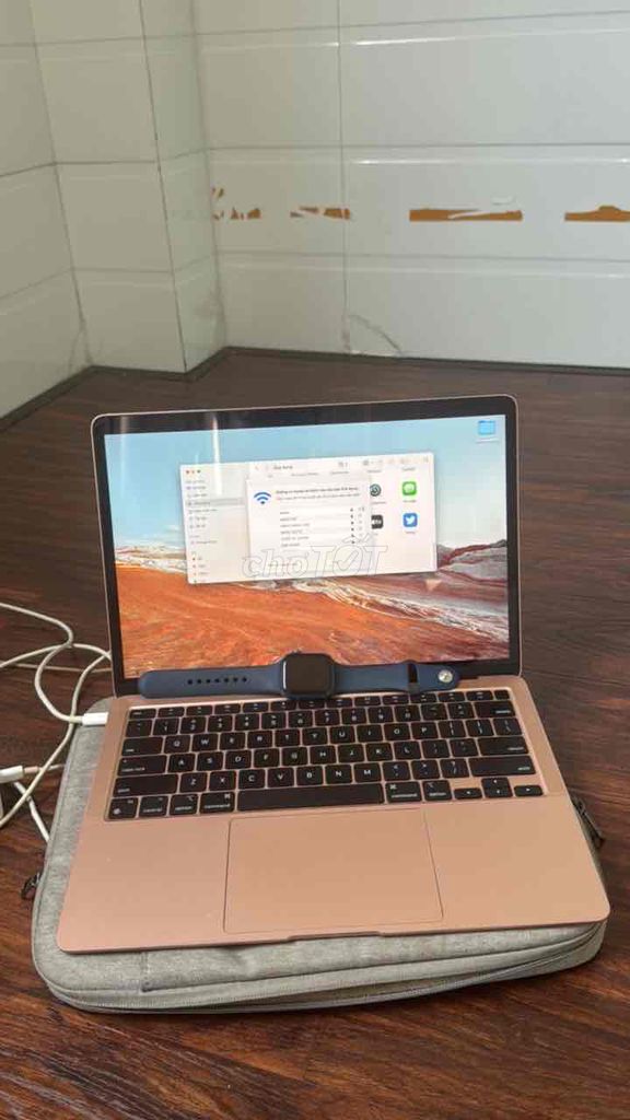 combo 2 Apple MacBook và Đồng hồ series 7 99%. Mua bán Laptop tại Quận 12 Tp Hồ Chí Minh được đăng bởi Mai Đình Dương hình 1