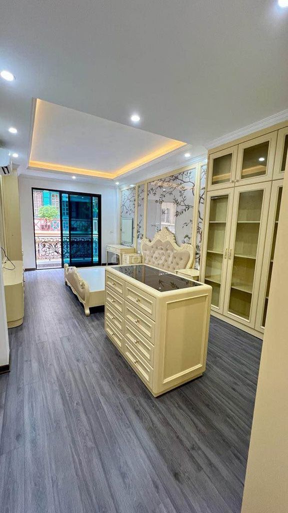 Продается переулок 89 Lac Long Quan, Tay Ho, гараж для автомобилей, лифт
