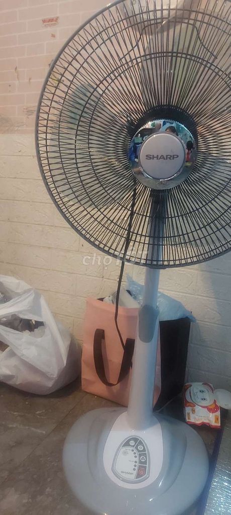 Quạt lửng Sharp còn mới 90%. Mua bán Quạt tại Quận 10 Tp Hồ Chí Minh được đăng bởi Lê Trần Hải My hình 1