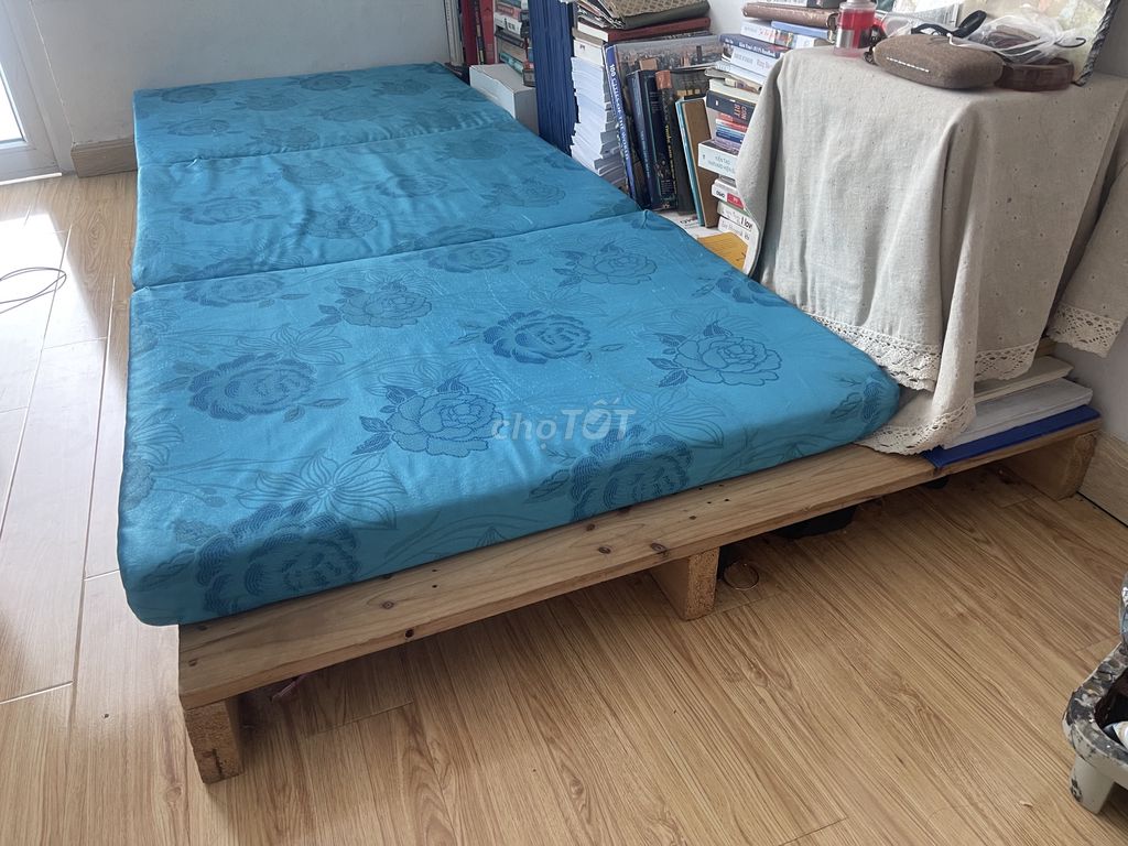 Bán gấp bộ giường gỗ thông và nệm HQ 1mx2m còn mới. Mua bán Giường, chăn ga gối nệm tại Quận 1 Tp Hồ Chí Minh được đăng bởi Loona hình 1
