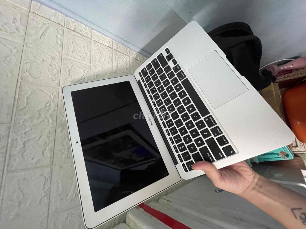 Macbook Air 11 inch đẹp có cấn nhẹ