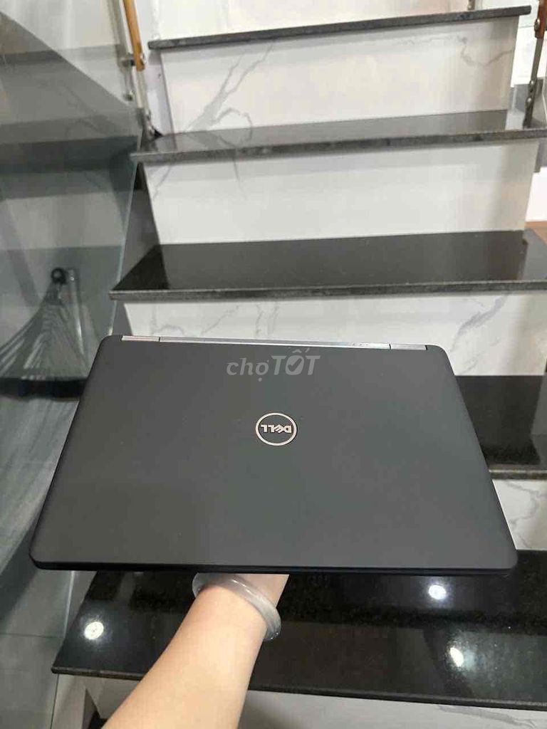Kẹt tiền bán laptop dell mới 95%. Mua bán Laptop tại Thành phố Thuận An Bình Dương được đăng bởi Ba boo hình 1