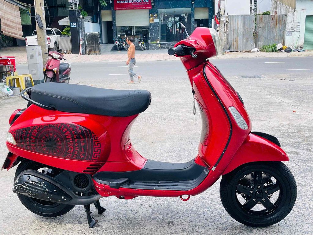 Красный самокат Piaggio Vespa с гладким цинком