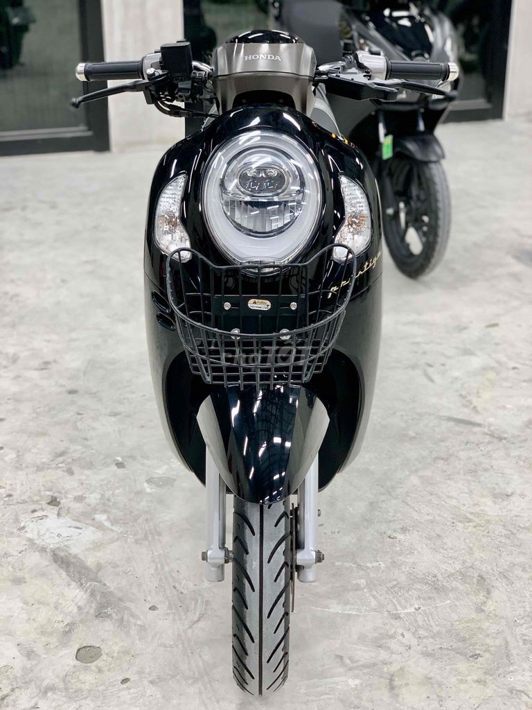 Honda Scoopy 2022 chính chủ BSTP đen bóng đẹp zin. Mua bán Xe máy tại Thành phố Thủ Đức Tp Hồ Chí Minh được đăng bởi Khương Phan hình 8