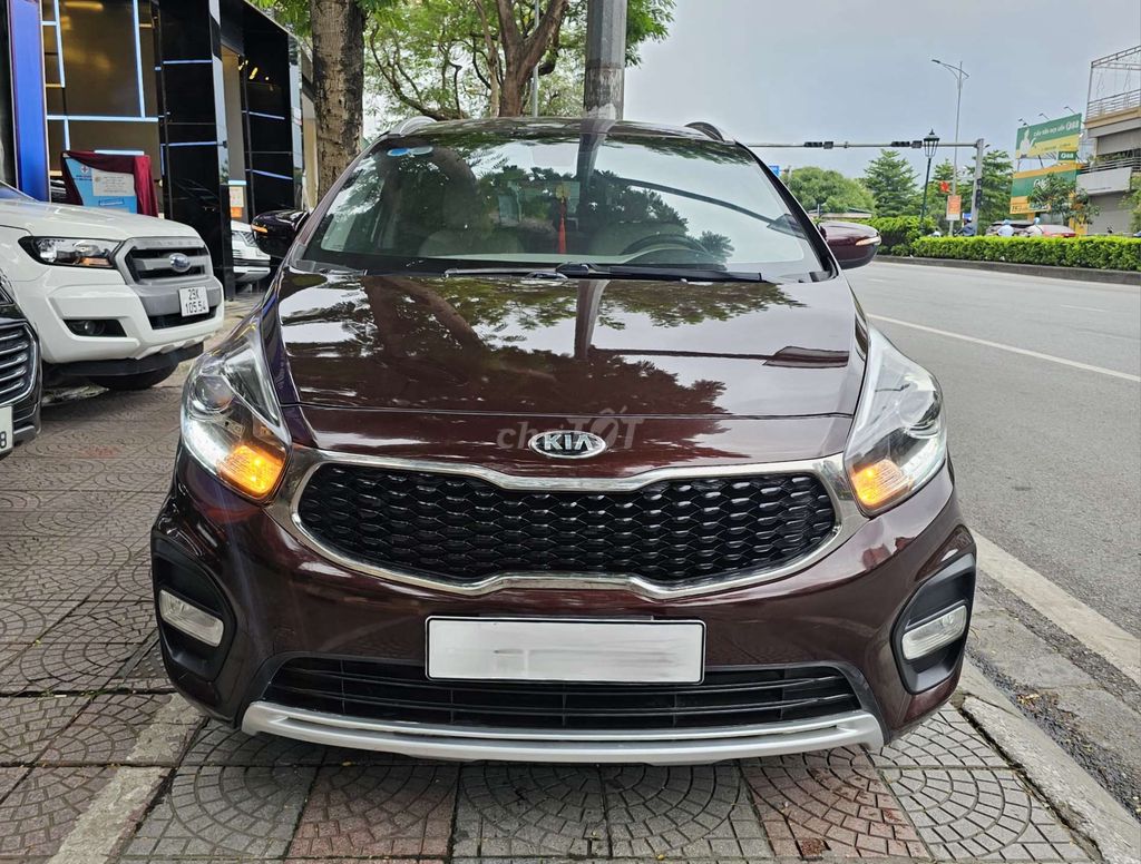 Kia Rondo 2.0 GAT 2017 màu đỏ