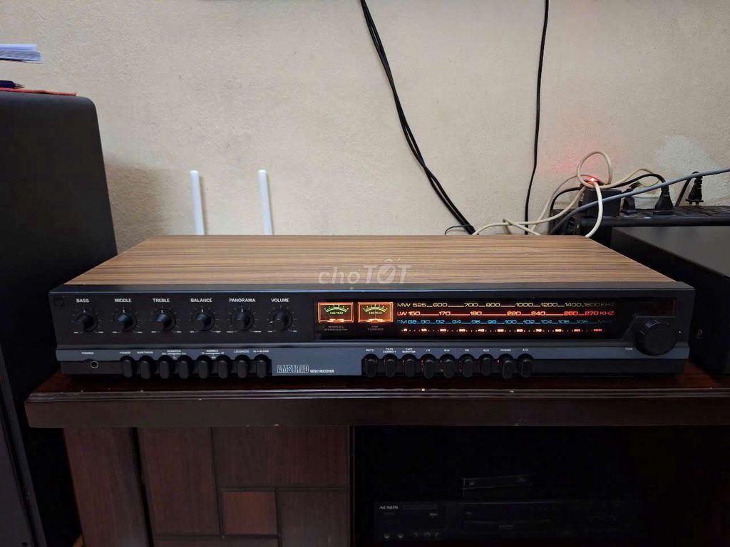 Âm ly Anh Amstrad 5050.