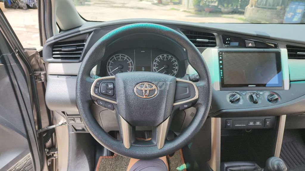 Toyota Innova 2.0E 2017 Số sàn Bạc 76.000 km
