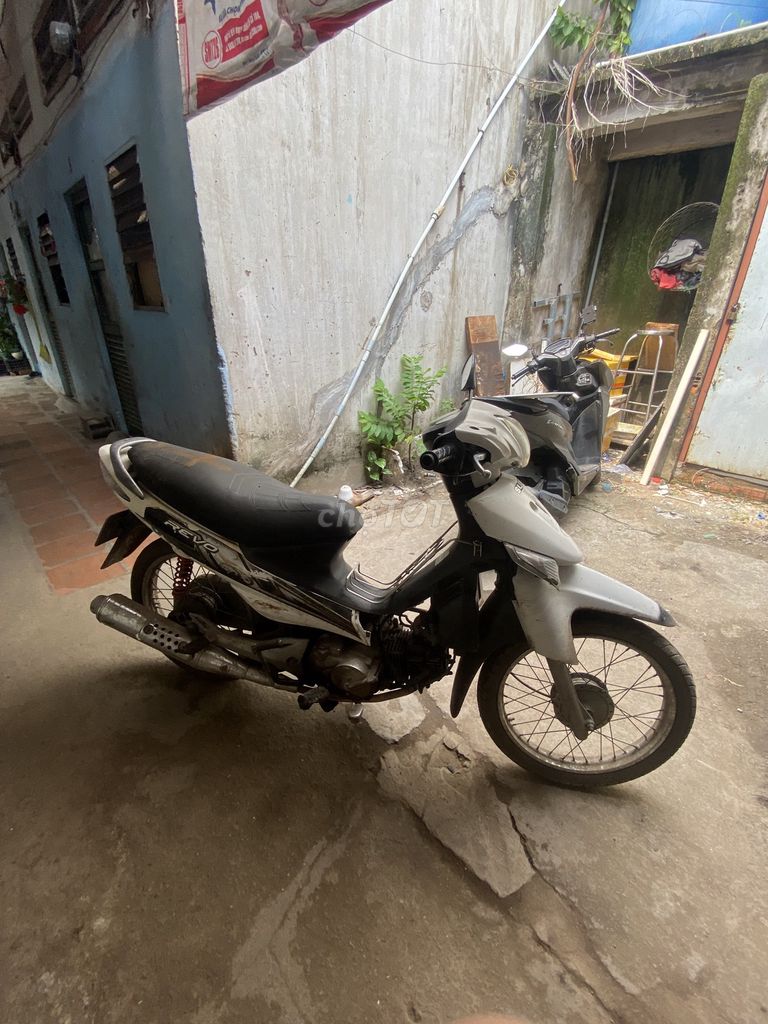 Белый скутер Suzuki