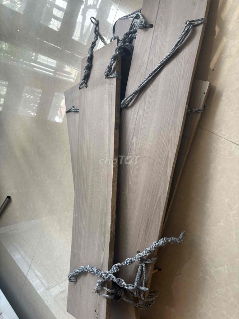 Kệ treo tường gỗ nâu 2 tầng. Mua bán Tủ, kệ gia đình tại Quận Bình Thuỷ Cần Thơ được đăng bởi Khôi Nguyên hình 1