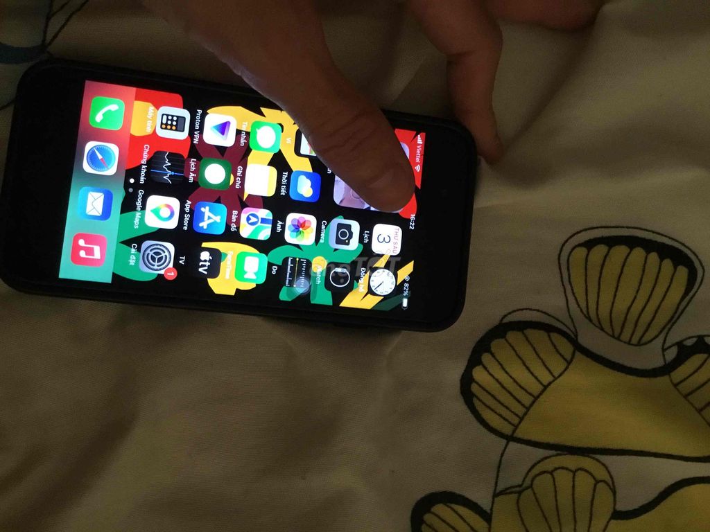 iPhone SE đỏ 64 g. Mua bán Điện thoại tại Quận Hoàn Kiếm Hà Nội được đăng bởi anh toàn hình 1