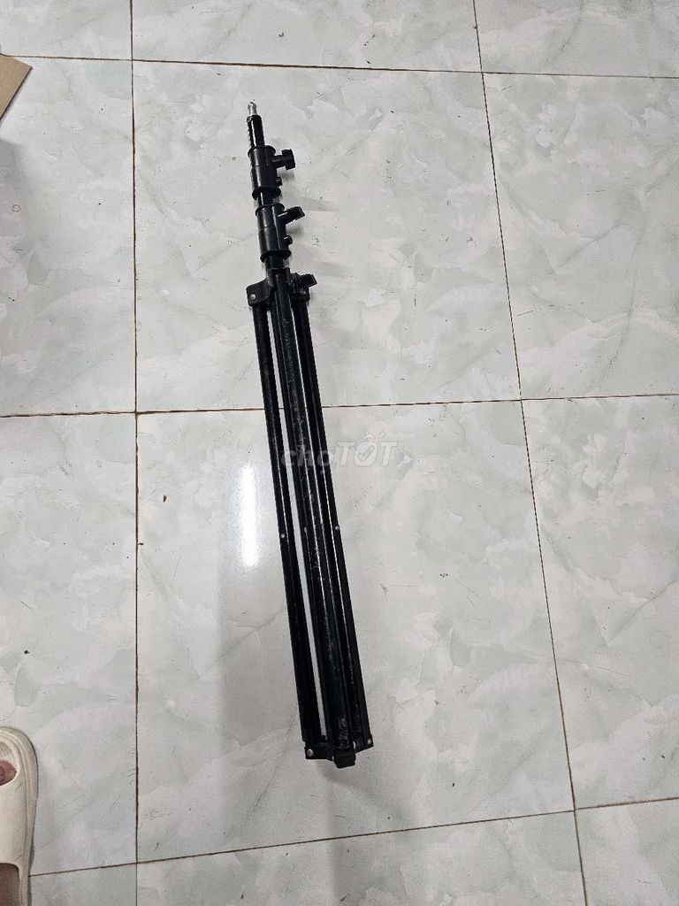Chân đèn Đen Máy ảnh, máy quay điều chỉnh độ cao. Mua bán Phụ kiện (Màn hình, Chuột...) tại Thành phố Buôn Ma Thuột Đắk Lắk được đăng bởi tai hình 1