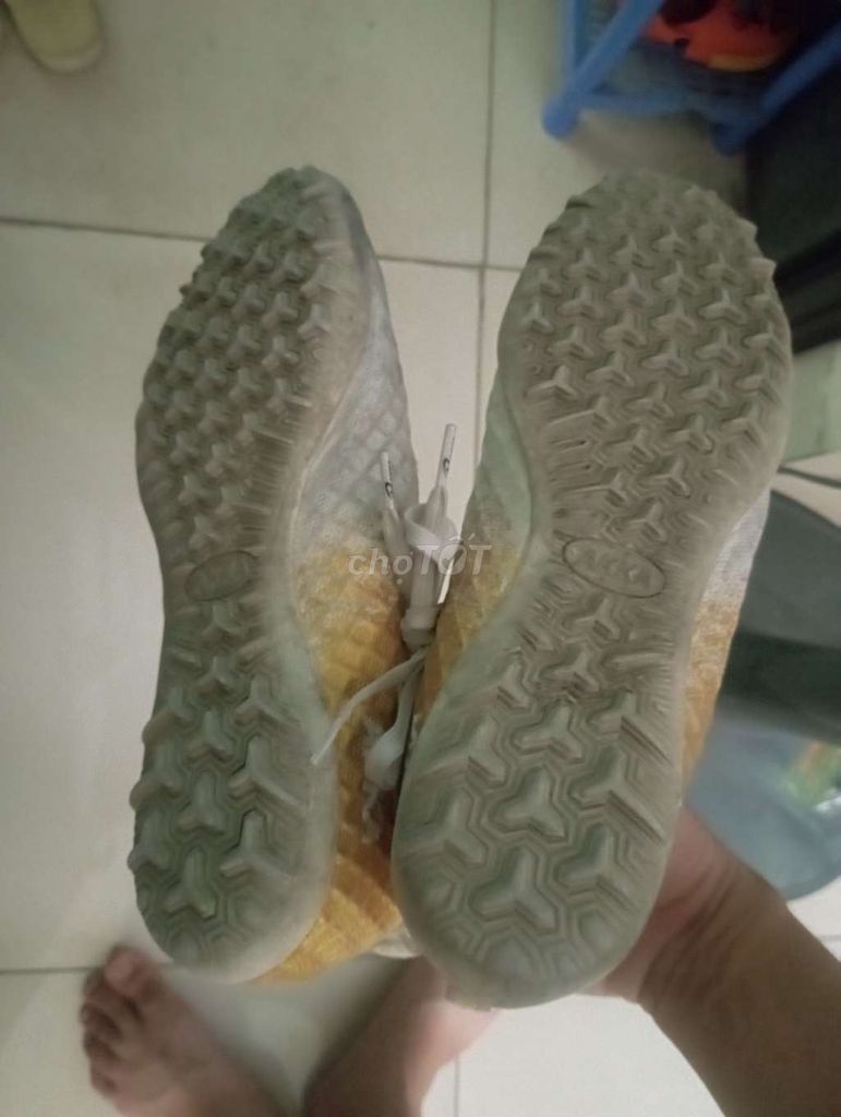 Giày đá bóng Akka Nam size 42.5 Trắng phối vàng. Mua bán Đồ thể thao, Dã ngoại tại Quận Hoàng Mai Hà Nội được đăng bởi Hoàng Liêu hình 1
