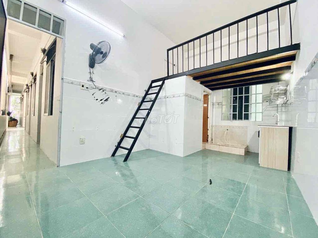 Phòng Gác - Ngay Etown - Sẵn máy lạnh / Tủ Bếp - Giá Rẻ