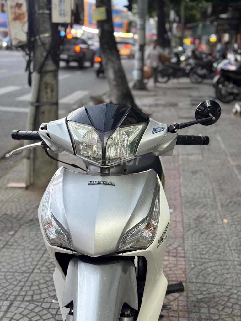 Honda Future 125 FI Белый серебристый