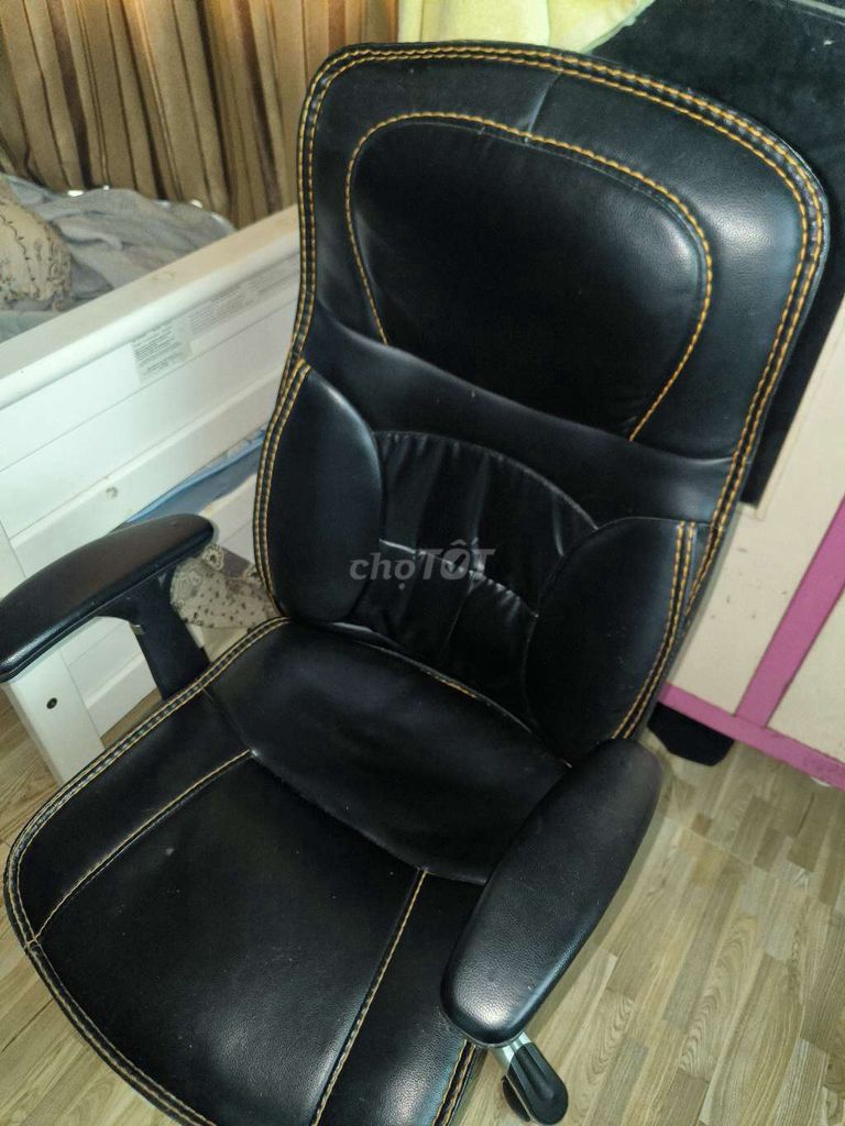 Ghế văn phòng Da Đen có ngả lưng. Mua bán Đồ dùng văn phòng tại Huyện Nhà Bè Tp Hồ Chí Minh được đăng bởi Danny Phan hình 1