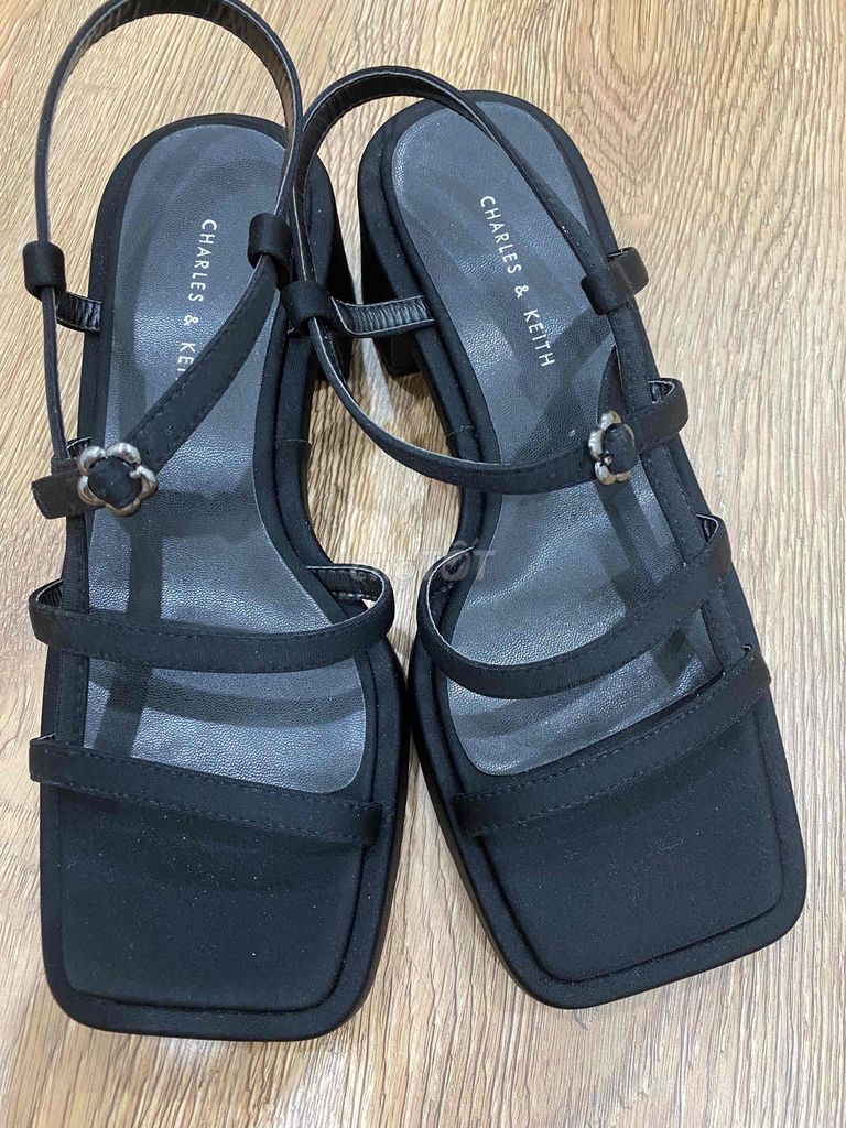 thanh lý Sandal Cherles & keith size 37