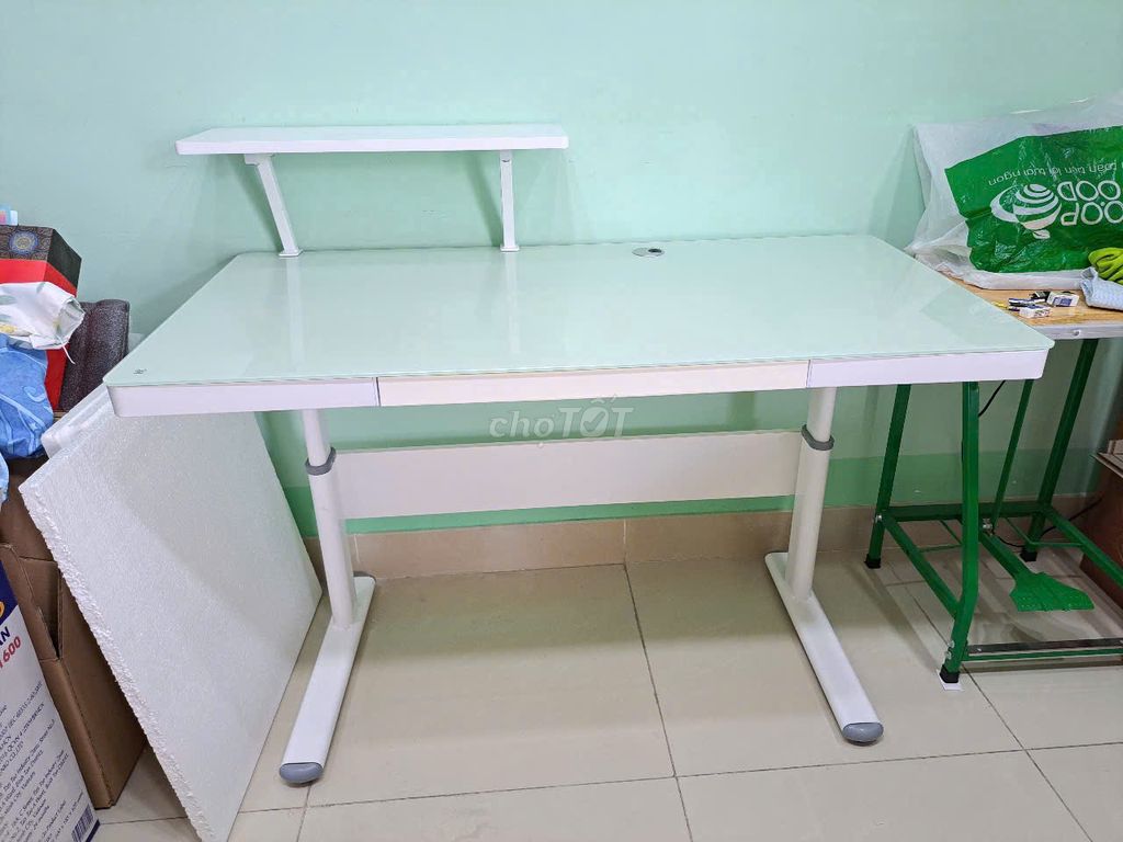 Bàn làm việc bàn học chống gù nâng hạ bằng tay. Mua bán Bàn ghế tại Quận 6 Tp Hồ Chí Minh được đăng bởi Linh hình 1