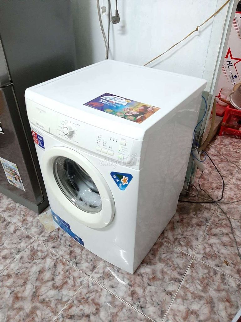 0907670634 - Máy giặt Elextrolux 7.0ky gia đình đang sử dụng