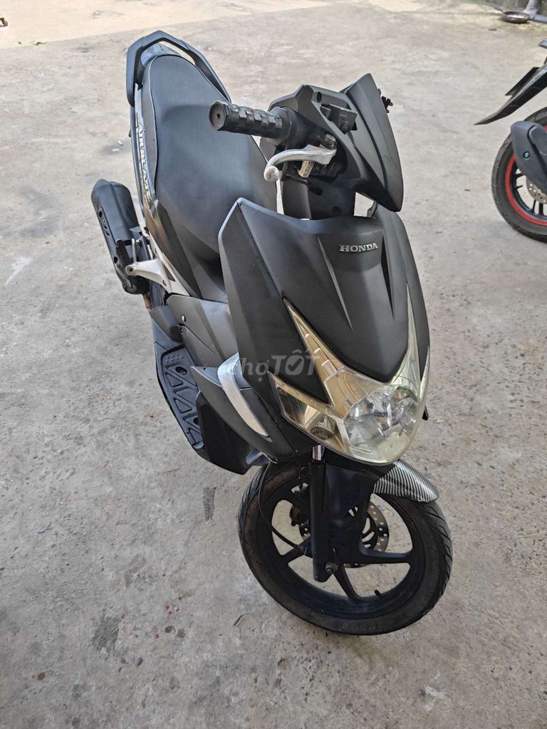 Первая черная Honda Airblade работает тихо.