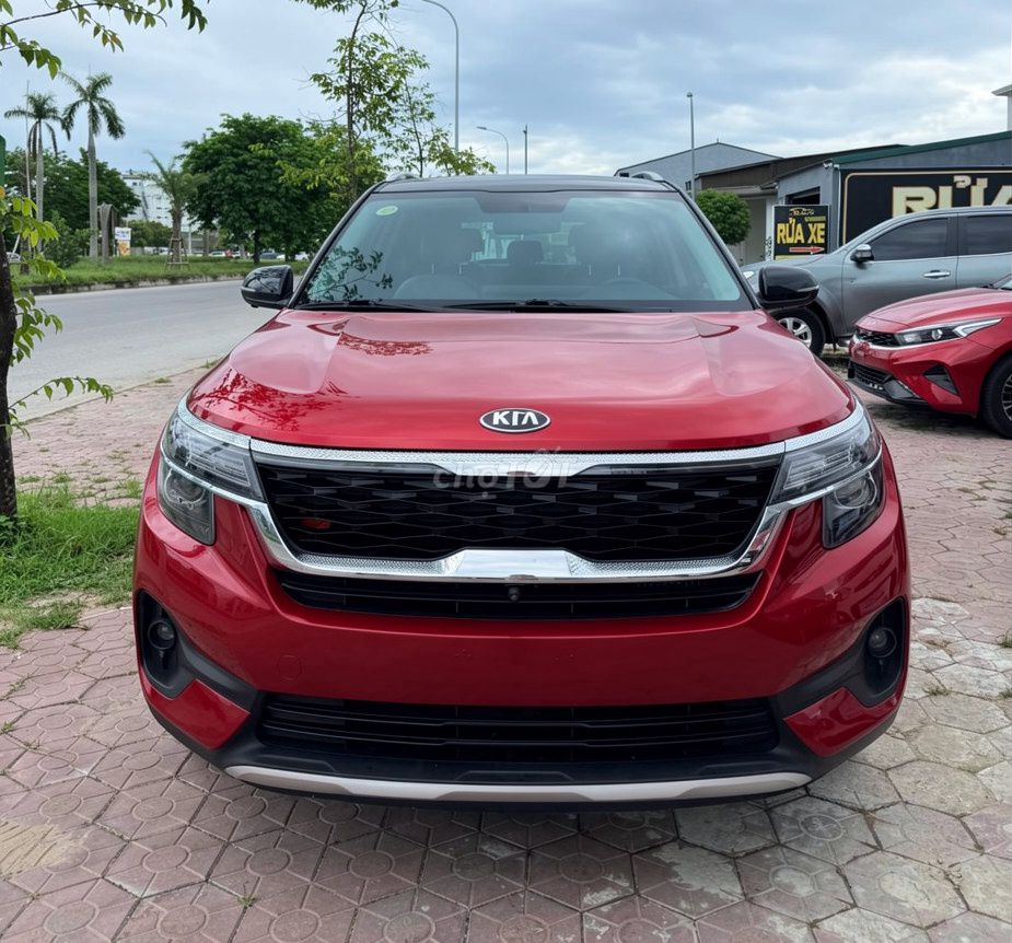 Красный Kia Seltos Luxury на 5 мест