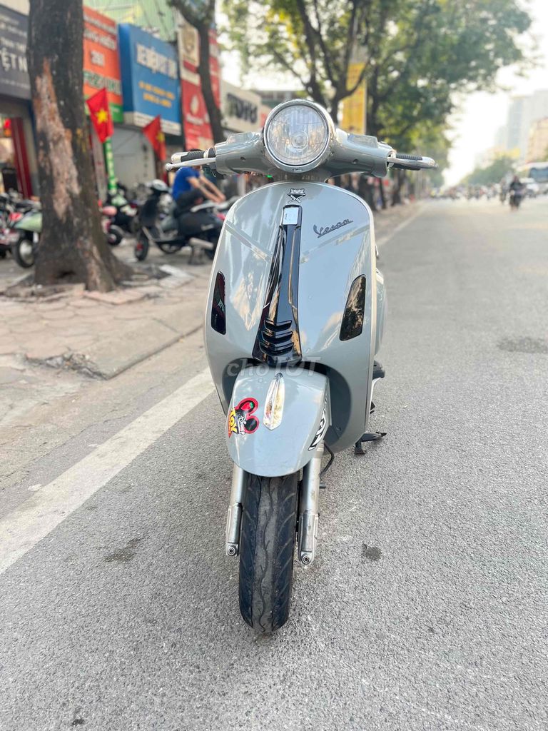 Xe điện Vespa xám xi măng gấu dâu