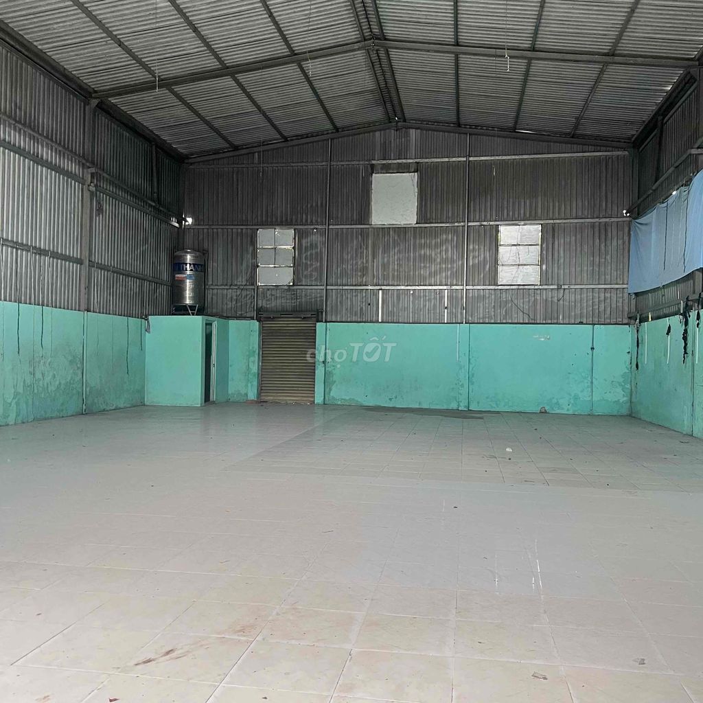 Kho xưởng cho thuê 240m2 sạch sẽ