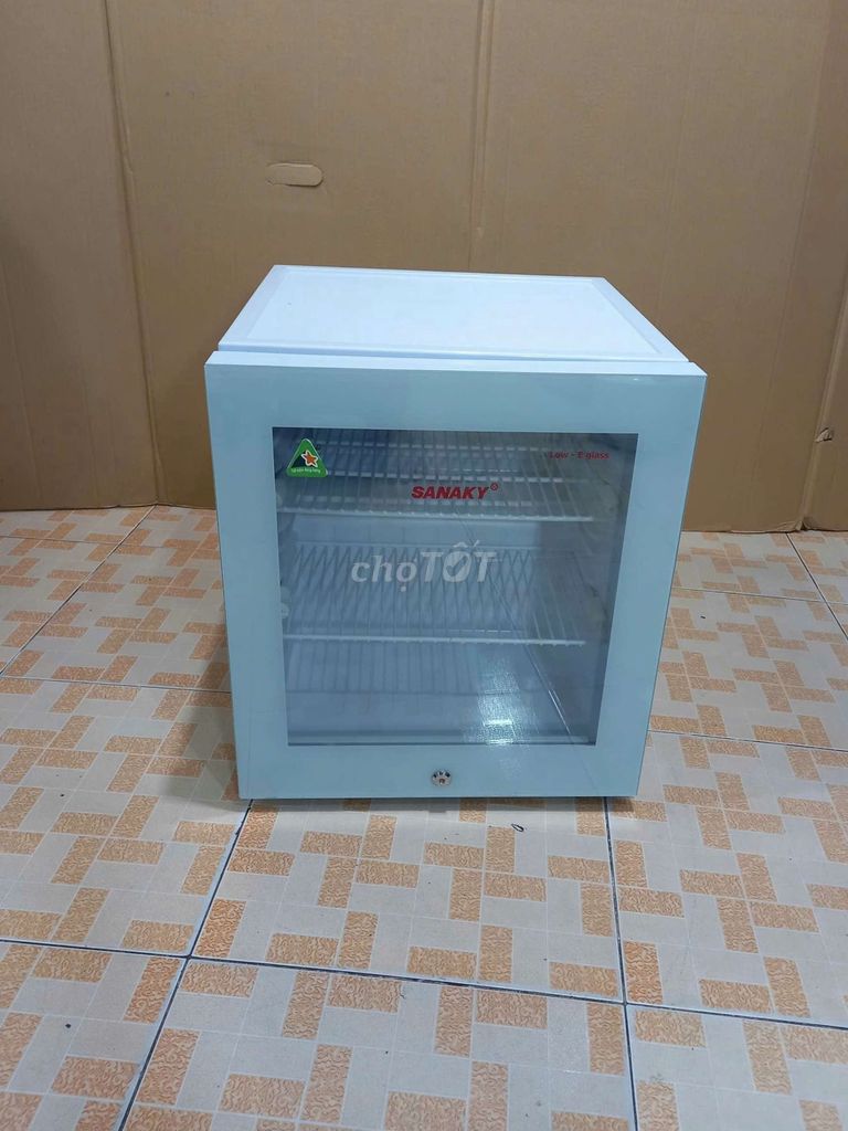 Tủ lạnh Sanaky D605B7 nhỏ gọn, cửa kính, đời mới.