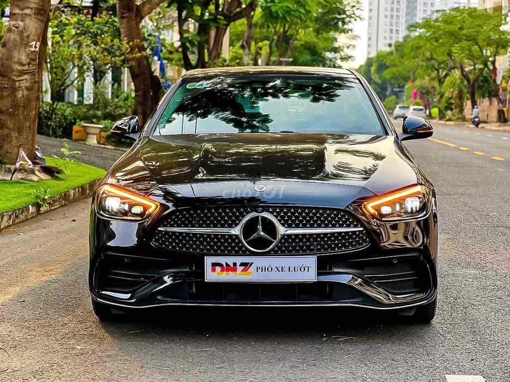 Mercedes Benz C300 2023 - 4800 km - Đen Bóng Bẩy