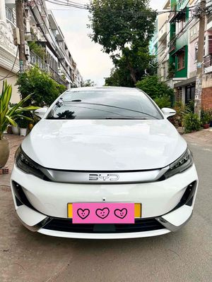 Xe điện BYD M6 màu Trắng