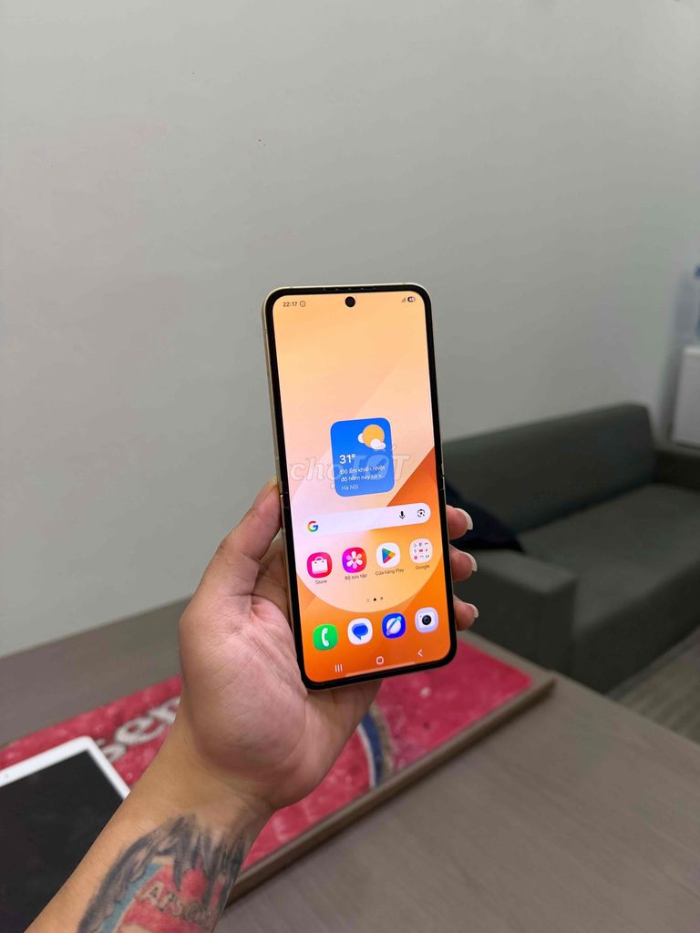 Samsung Zflip 6 Ssvn 256GB Vàng Like New 99%. Mua bán Điện thoại tại Quận Cầu Giấy Hà Nội được đăng bởi Trung Kiên Trả Góp Bao Nợ Xấu hình 1