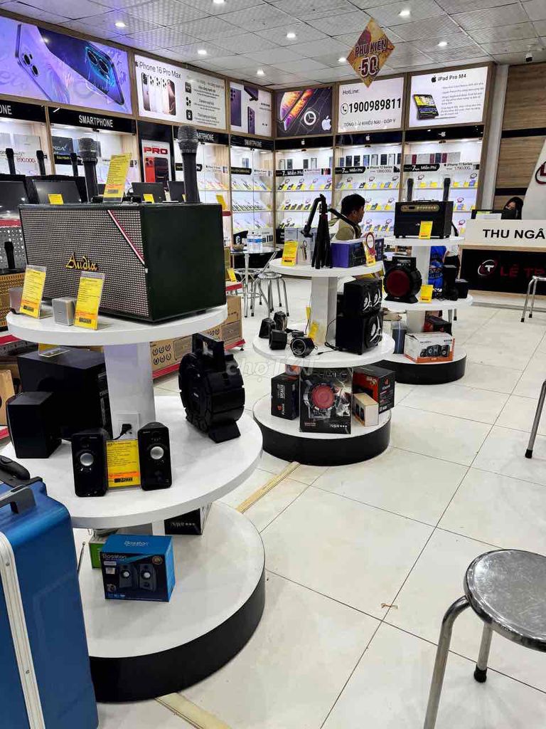 Kệ trưng bày gỗ trắng đèn LED mới 98%. Mua bán Tủ, kệ gia đình tại Huyện Nhơn Trạch Đồng Nai được đăng bởi Hương hình 1