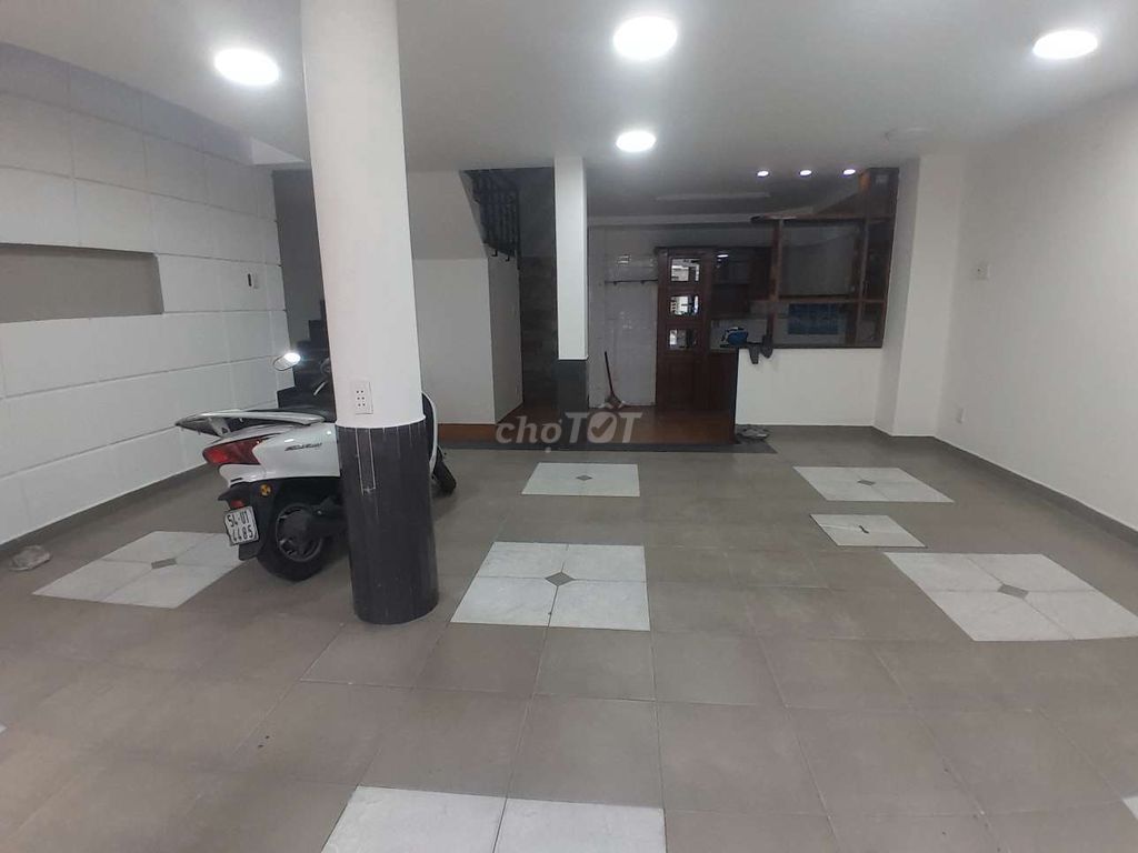 Cho thuê nhà Hồ Bá Kiện q10.Dtsd 300m2