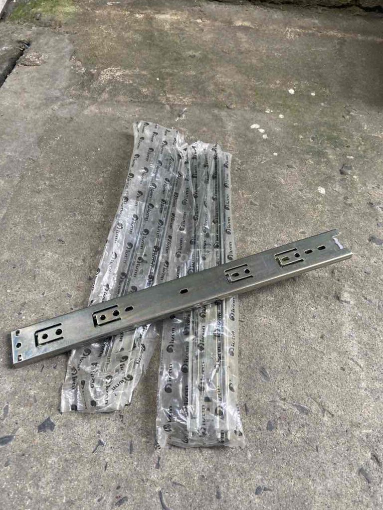 Ray cửa kéo Kim loại Bạc 42cm mới. Mua bán Nội thất, đồ gia dụng khác tại Thành phố Thủ Đức Tp Hồ Chí Minh được đăng bởi DV Vệ Sinh Công Nghiệp Giúp Việc Nhà Theo Giờ hình 1