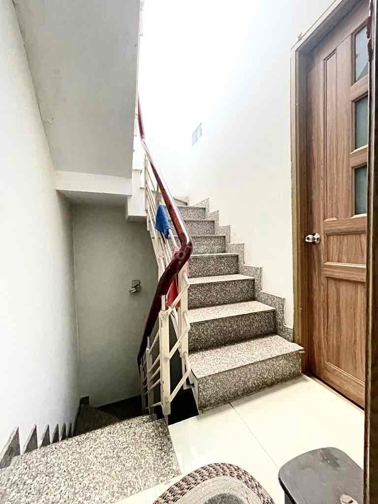 РЕДКИЙ ДВУХКВАРТИРНЫЙ ДОМ, 1/ КВАРТИРА, БЕЗ ВАННОЙ КОМНАТЫ - 4,6X8 (34 М2), 4 КОМНАТЫ
