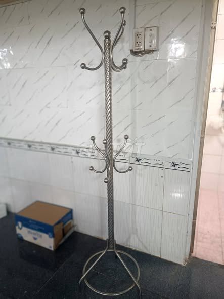 Cây treo đồ kim loại màu bạc. Mua bán Nội thất, đồ gia dụng khác tại Quận 1 Tp Hồ Chí Minh được đăng bởi Hội Đồ Điện Tử hình 1